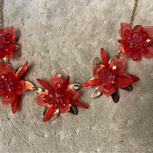 Flower statement necklace - Picture 3 of 3